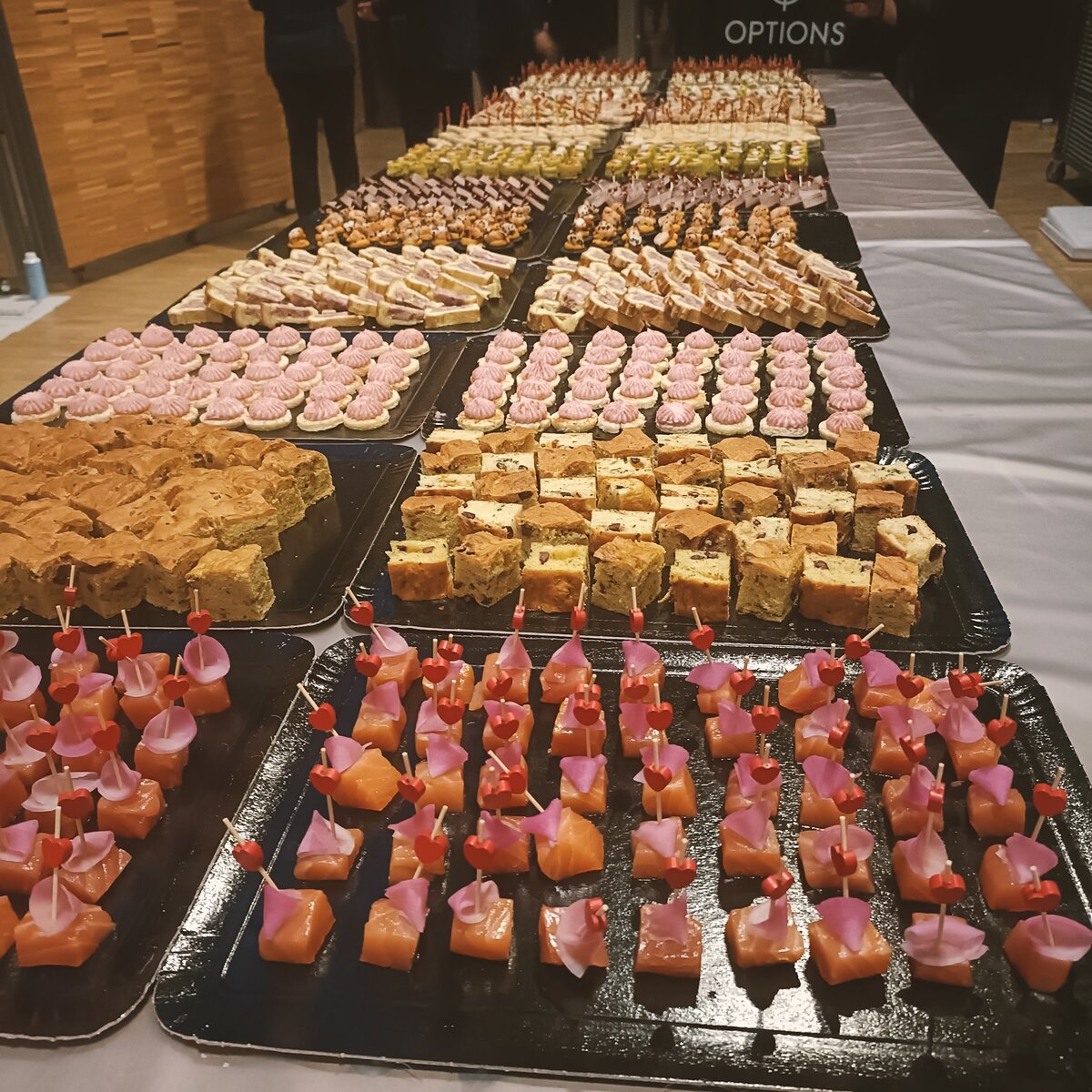 Buffet halal dressé avec pâtisseries orientales et plats signature