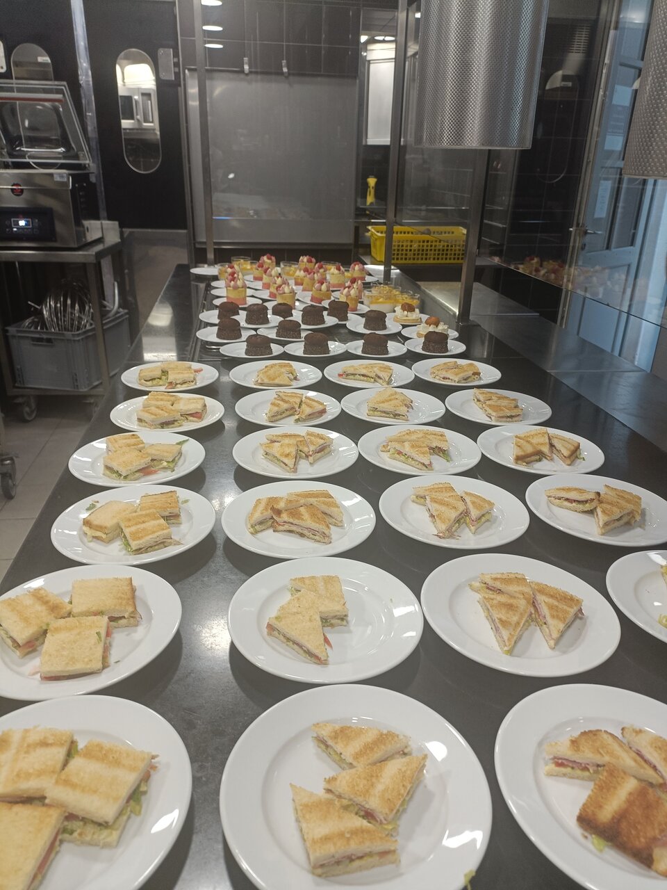 Mariage halal avec service à table dressé